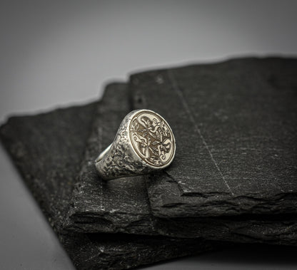 Silver signet ring with Celtic cats symbol engraving